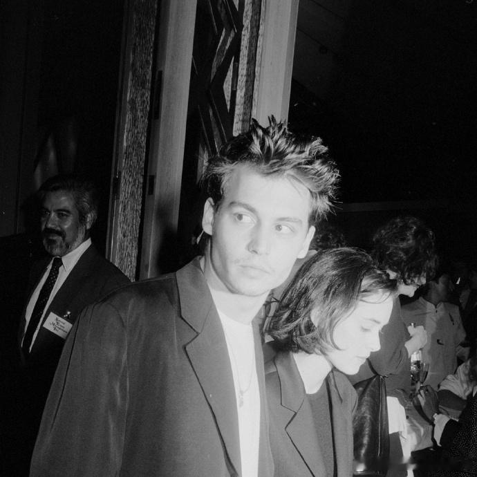 1991年2月1日，约翰尼・德普和薇诺娜・瑞德一起出席《沉默的羔羊》的首映礼 