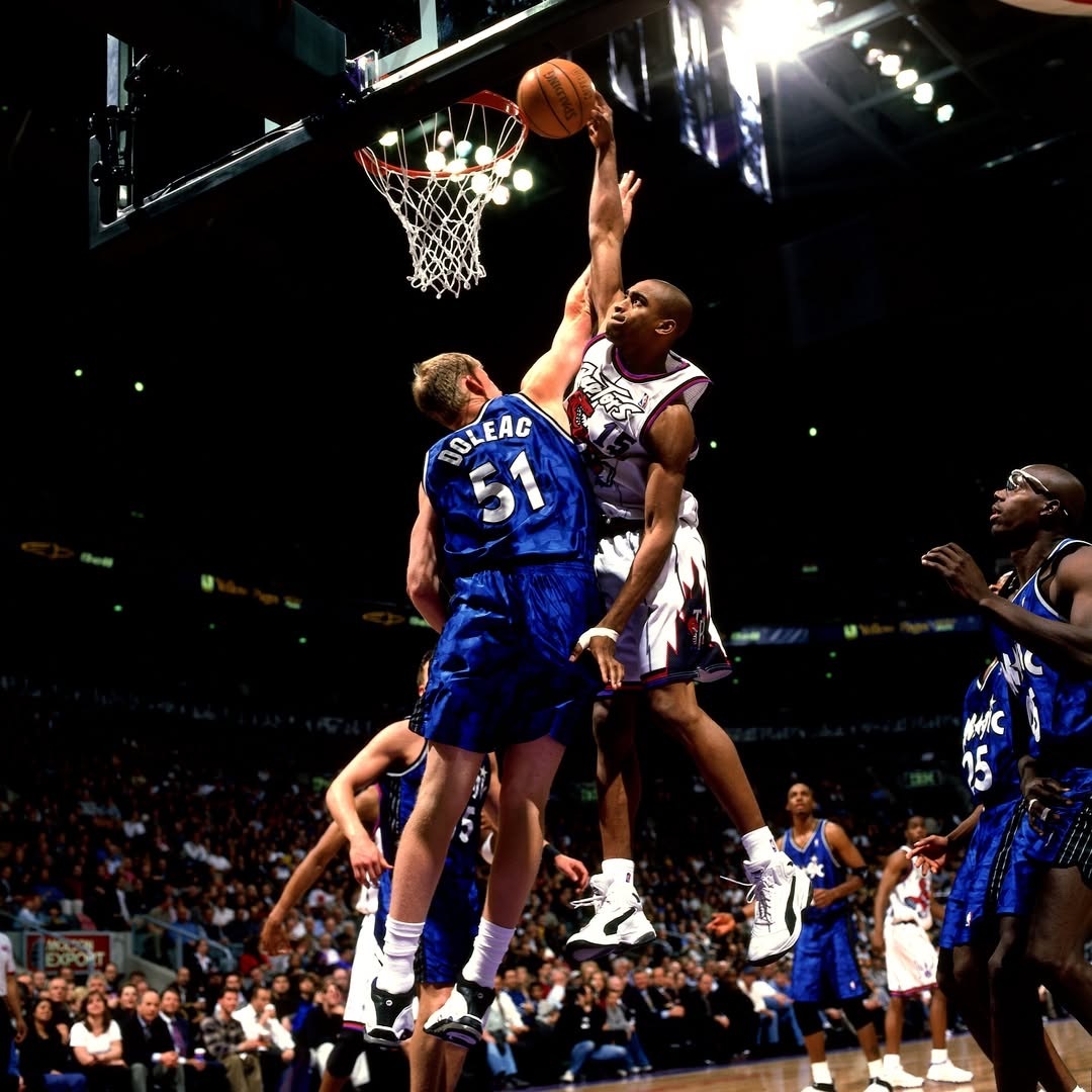 Vince Carter1999年的今天，文斯·卡特当选NBA年度最佳新秀。当赛