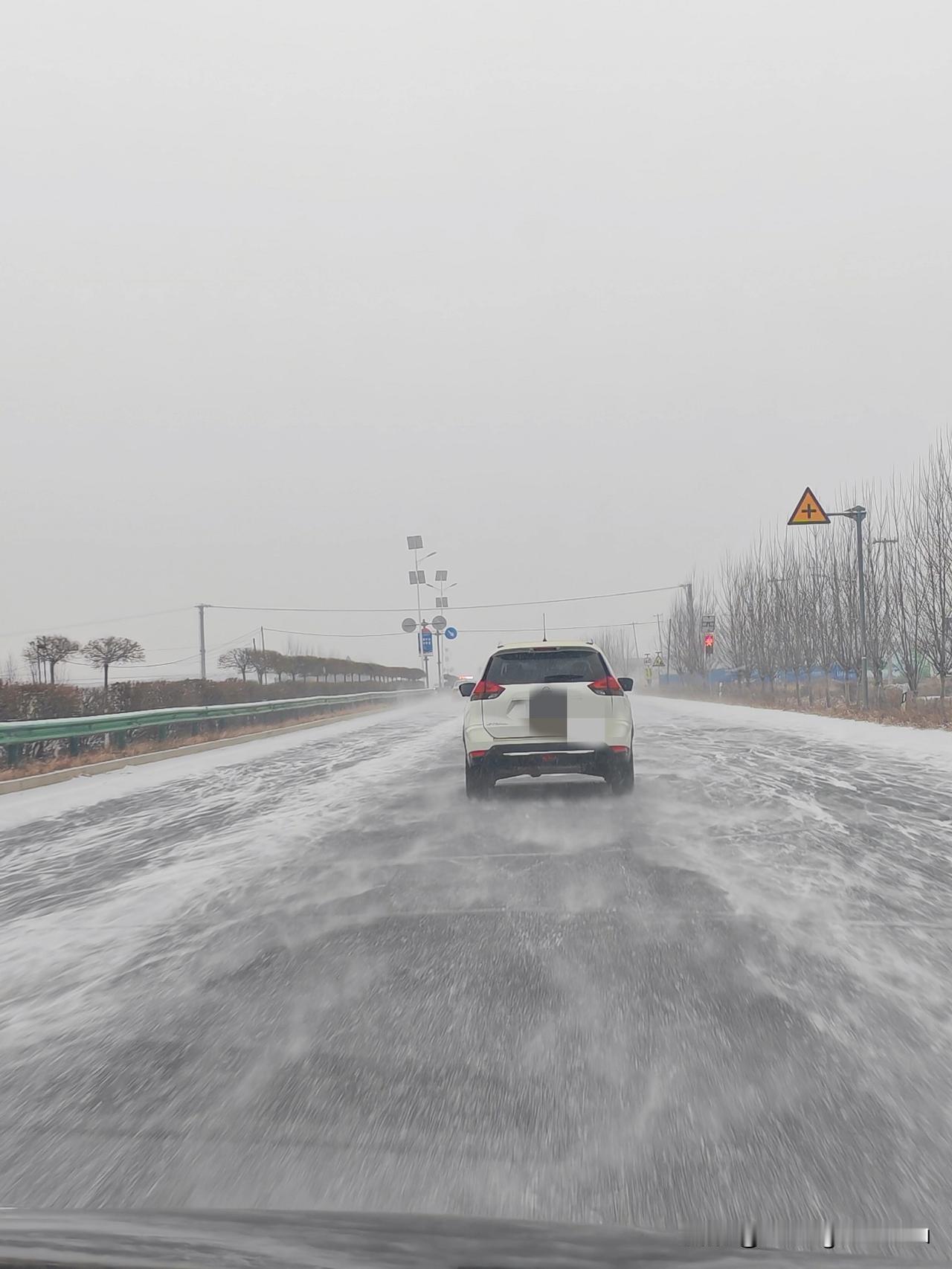 南方的朋友，这种冰雪路况你们敢不敢开
，敢不敢上路挑战下。
哈尔滨交警也给南方自