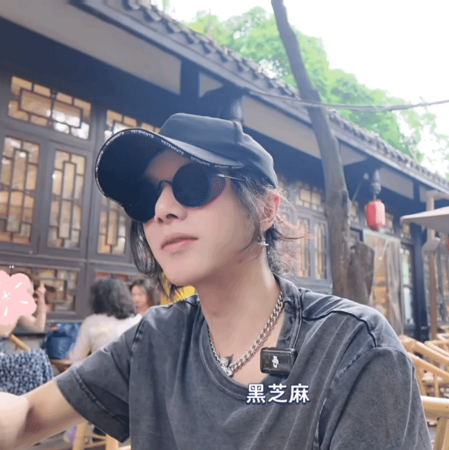 跟小火伴聊天时小火伴弹了个小羊表情包，一眼好像吃鱼猜汤圆馅的表情，越看越像哈哈哈