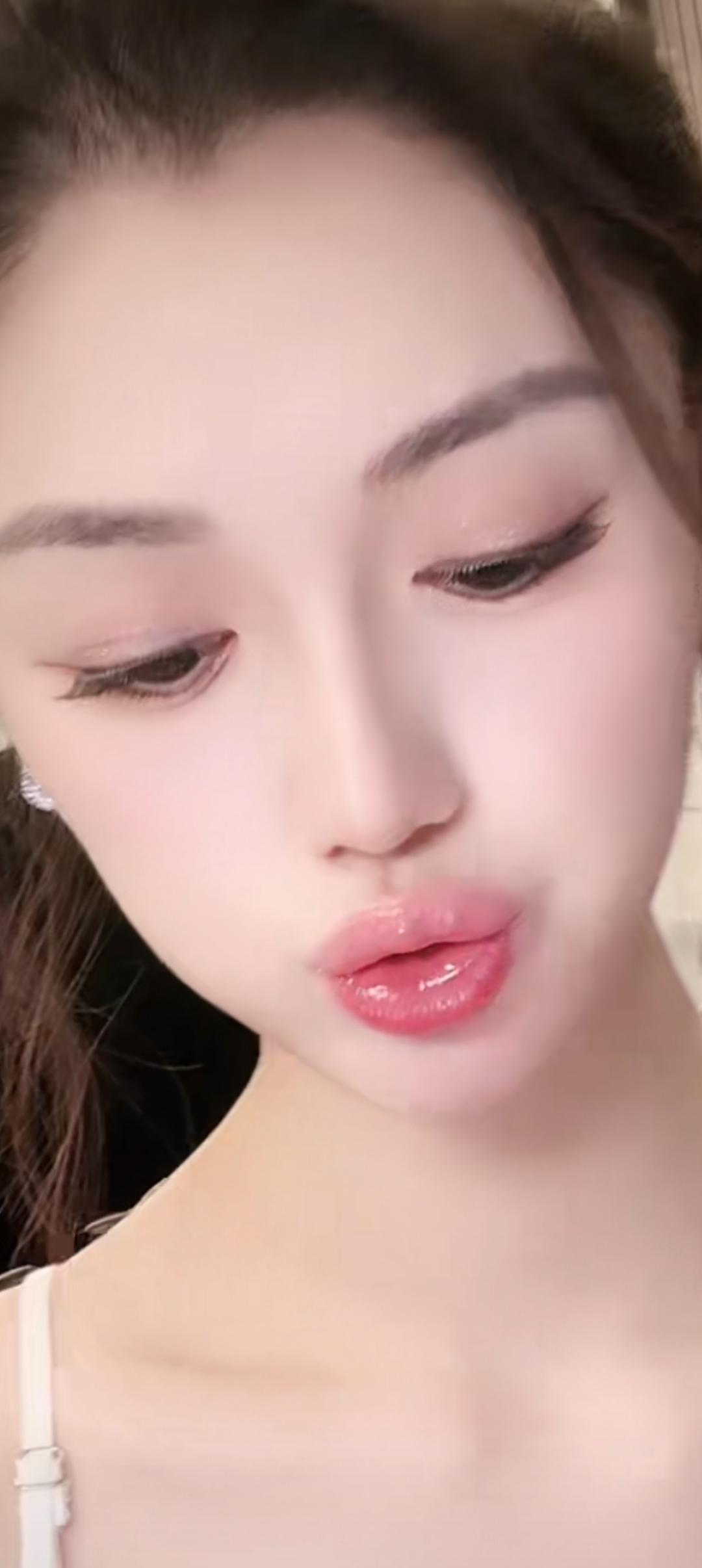 这位女士的妆容好精致啊！