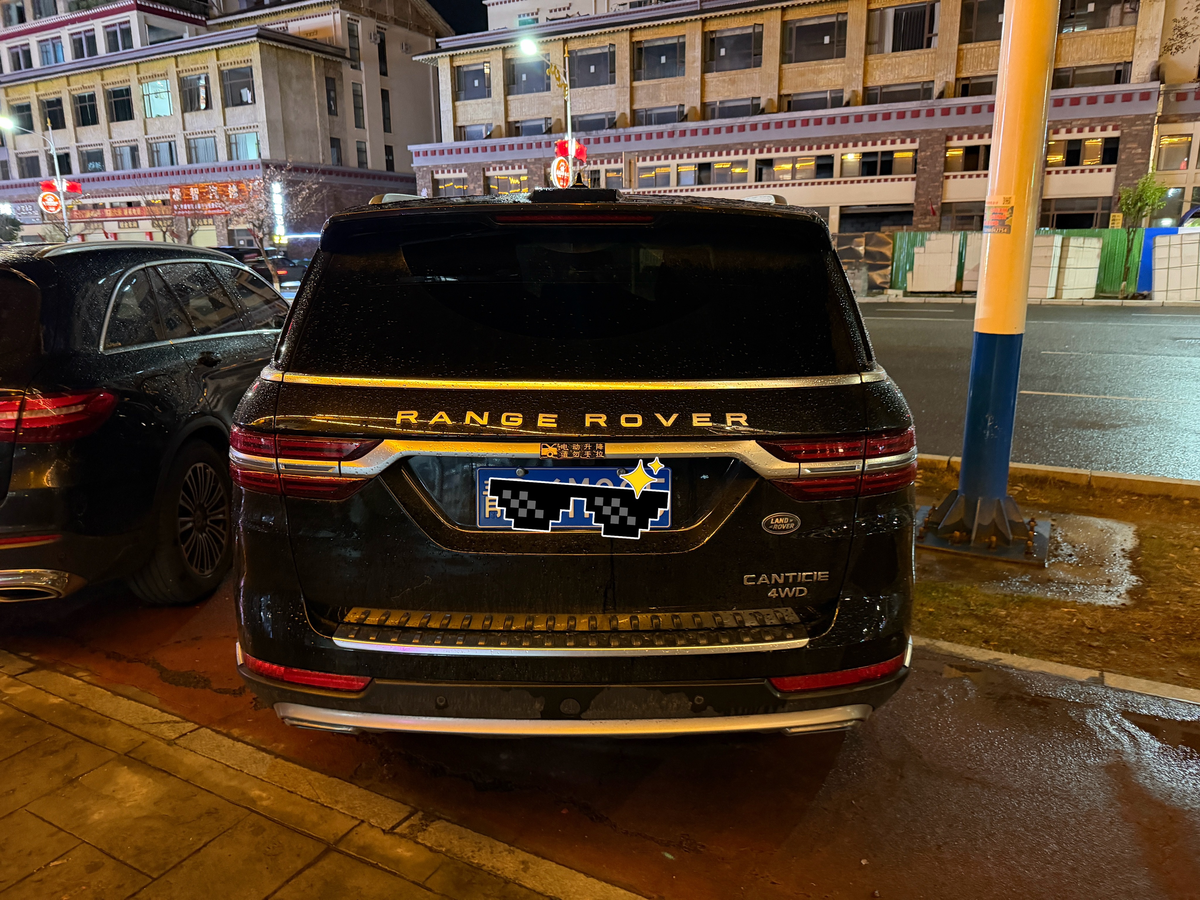 这汉龙旷世都出了好多年了没想到这台车门还改了个五代揽胜的样式 