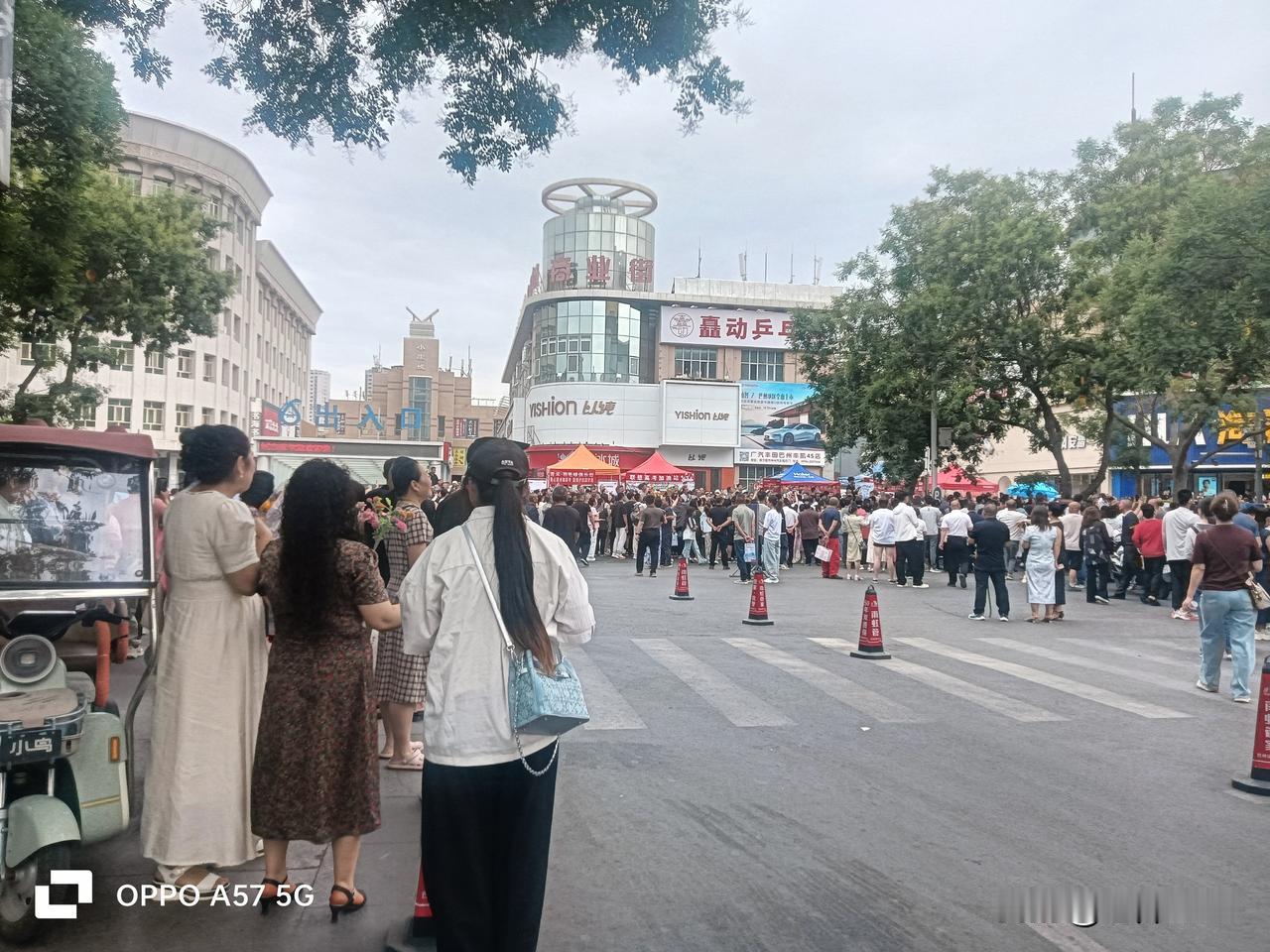 高考时代：2026-06-07新疆库尔勒市巴音东路二中考点大门外，翘首顾盼的家长