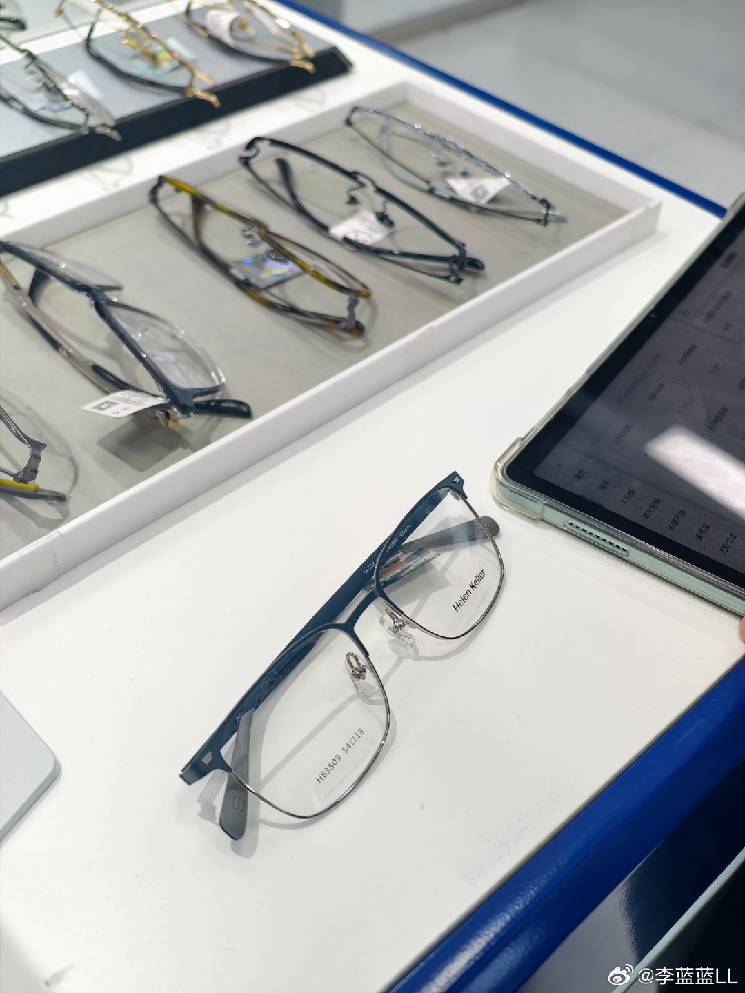 到底是我过生日还是他过生日啊？某人一出门直奔眼镜店，硬是让我给他买了两副新眼镜！