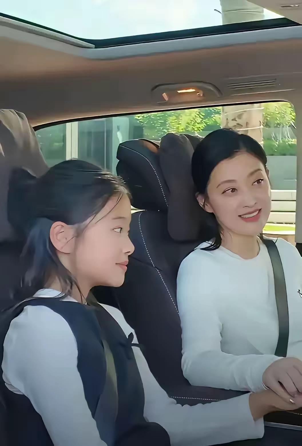 这对母女颜值很高呀
你们认识吗？
她的闺女长的如此清新脱俗，就像是神仙下凡不过如