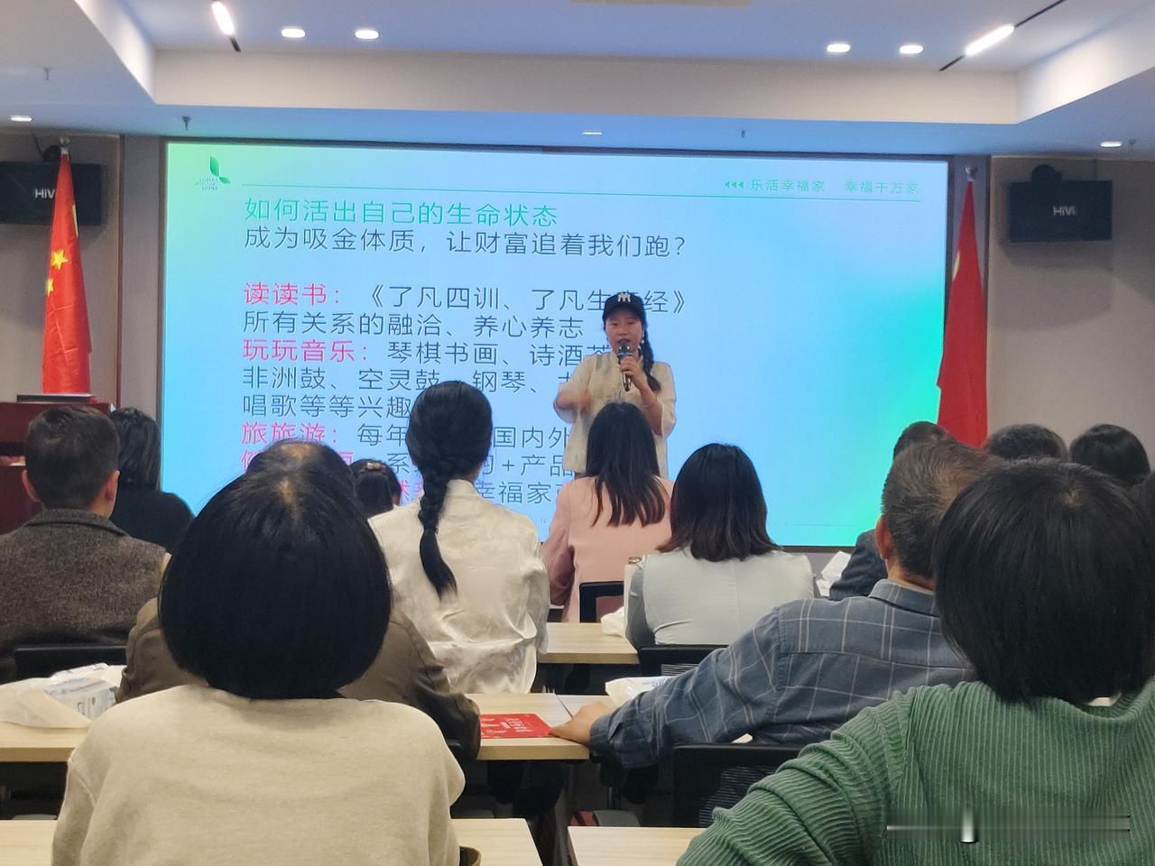 顺势而为绽芳华 幸福之家创佳绩
 
在快乐文艺幸福家的平台上，阿芳老师的蜕变堪称