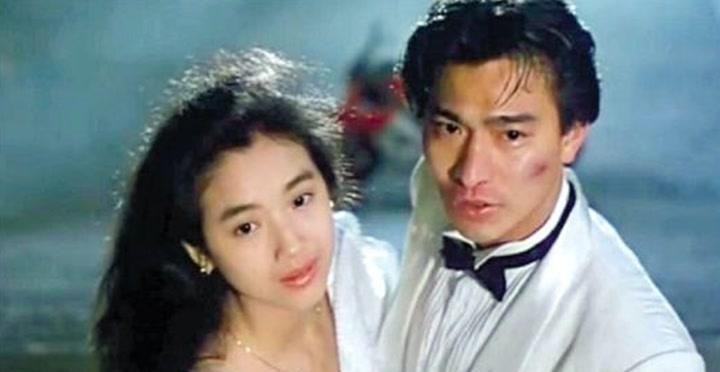 2004年，刘德华在个人演唱会上突然单膝下跪，向吴倩莲求婚：倩莲，我喜欢你，嫁给