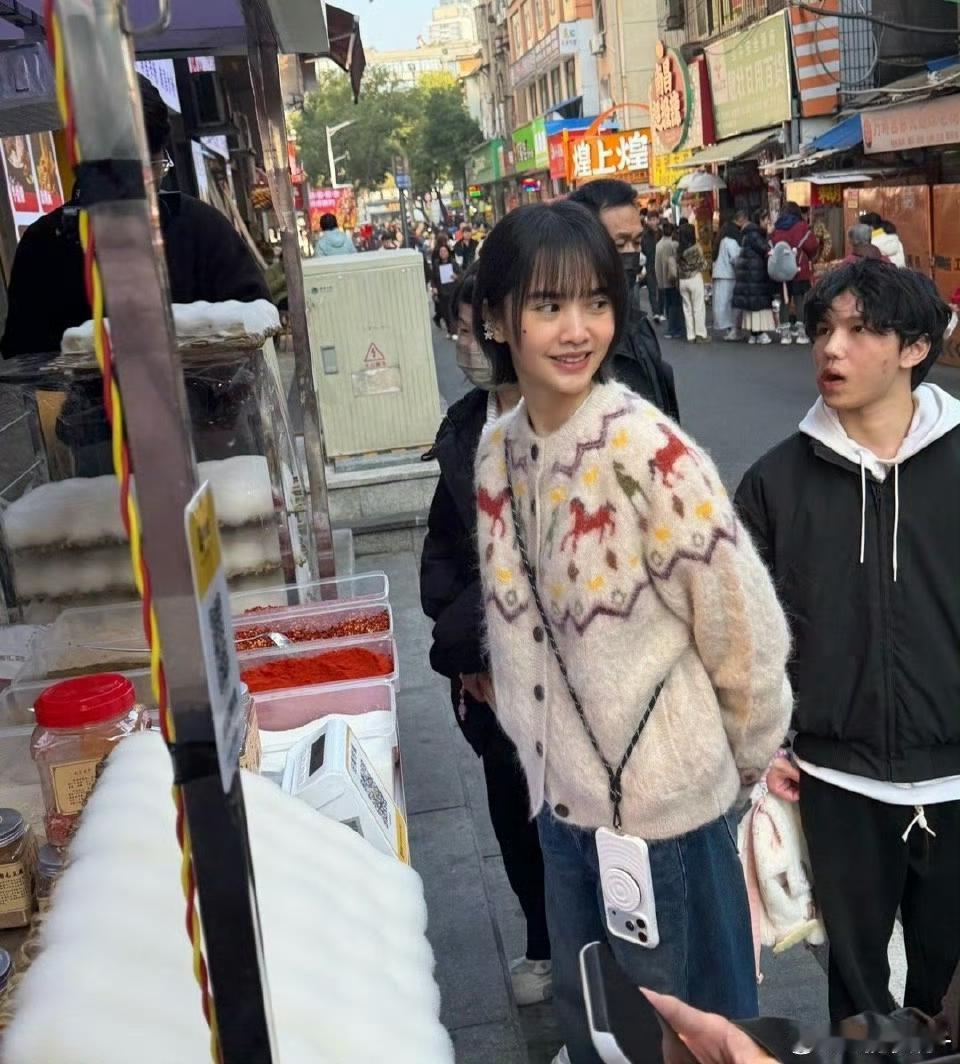 41岁杨丞琳在南昌逛小吃街，她真人看起来好年轻，短发俏皮可爱，身材苗条，少女感满