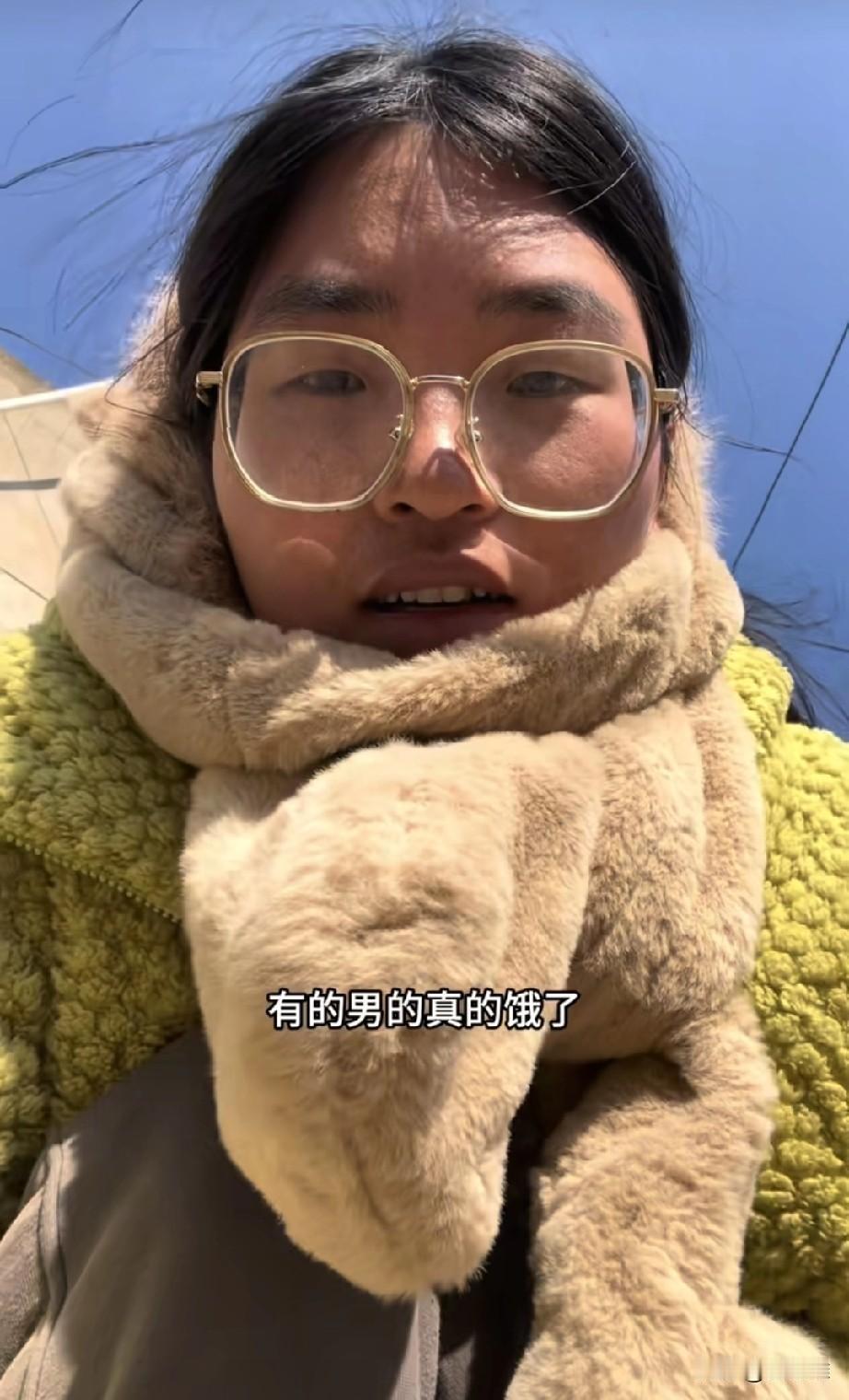 “无奈啊！”女孩放假回家一直被父母催婚，迫于无奈，相亲时故意不收拾打扮，捞起自己