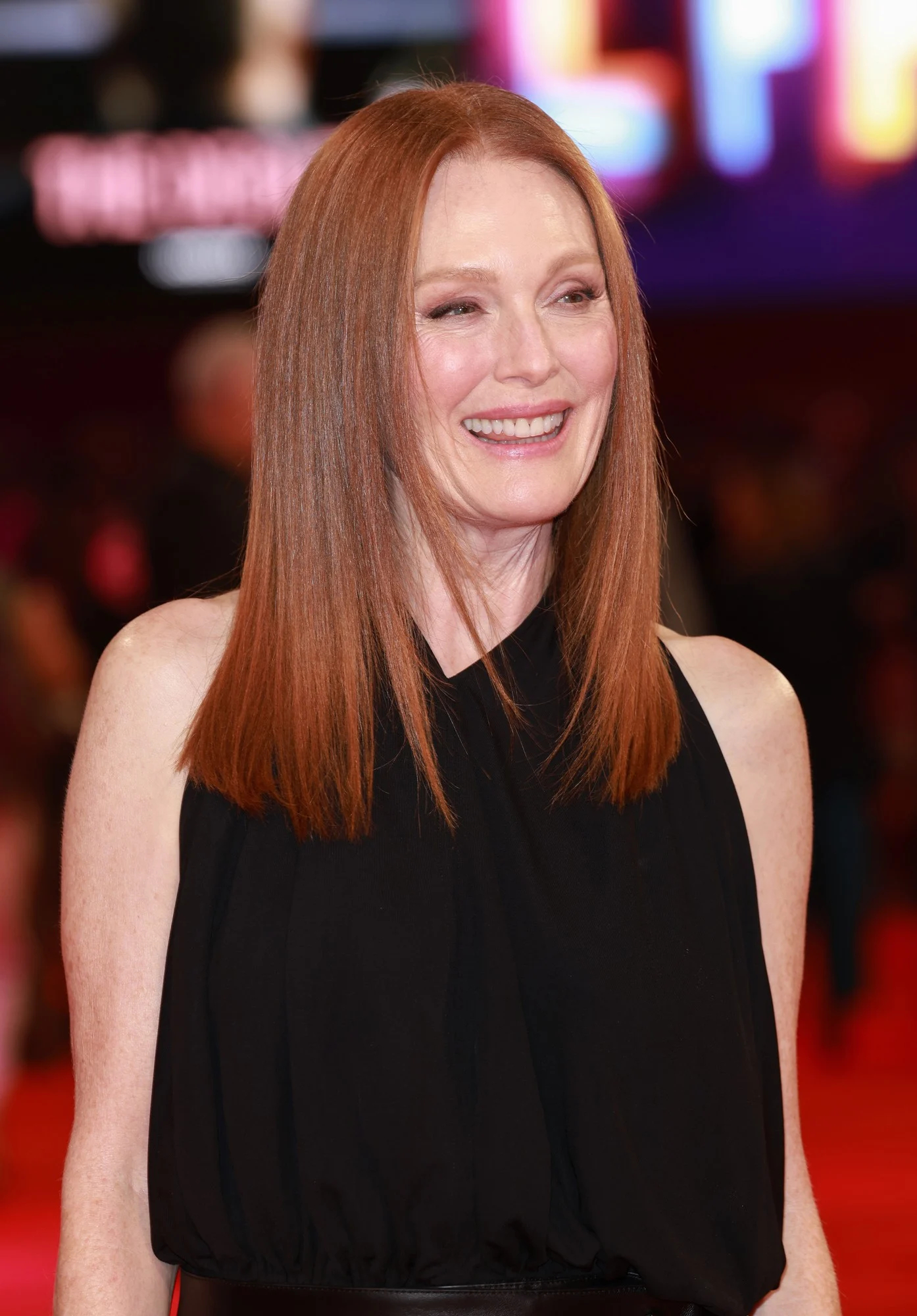 Jesse Eisenberg和Julianne Moore 18日伦敦2026
