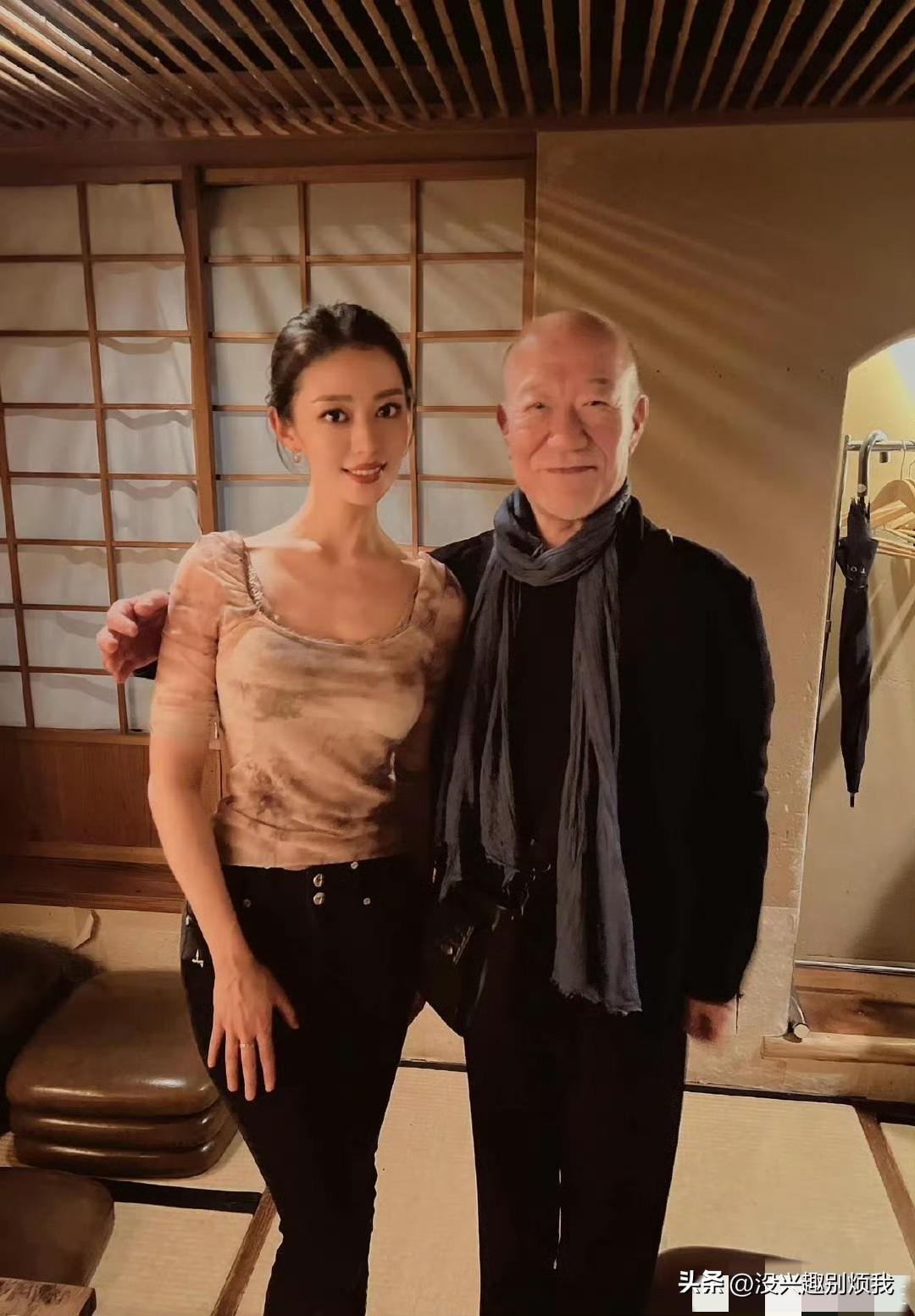 郎朗妻子吉娜与就是让合影，看看久石让的坤士手，大师就是大师！ ​