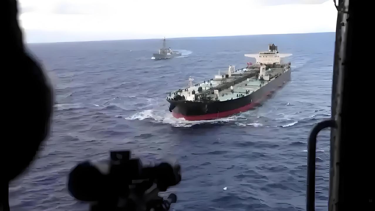 印度强烈谴责！刚宣布开放就开火！伊朗炮轰印度油轮，背后全是大国博弈！
 
霍尔木