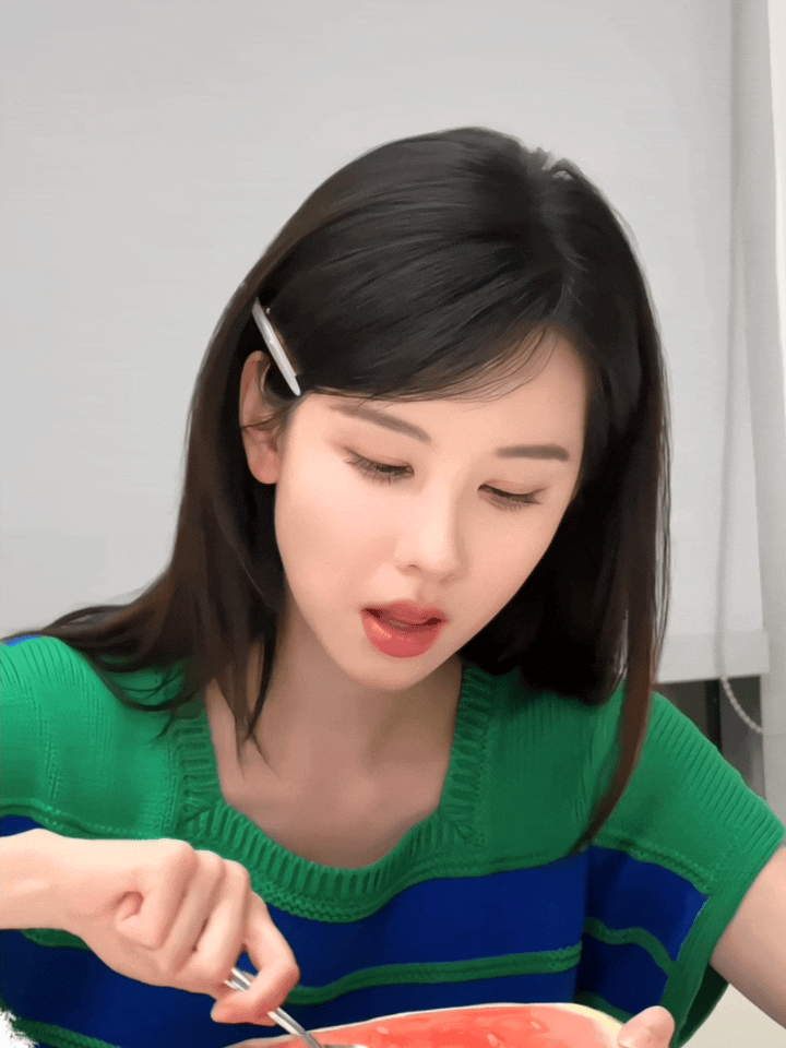 女神吃个西瓜都这么赏心悦目！