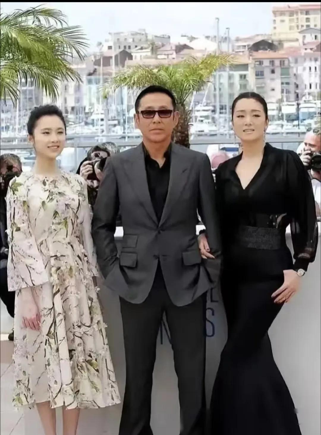 巩俐挽的男人是谁？他们如果是一对挺般配的呢！