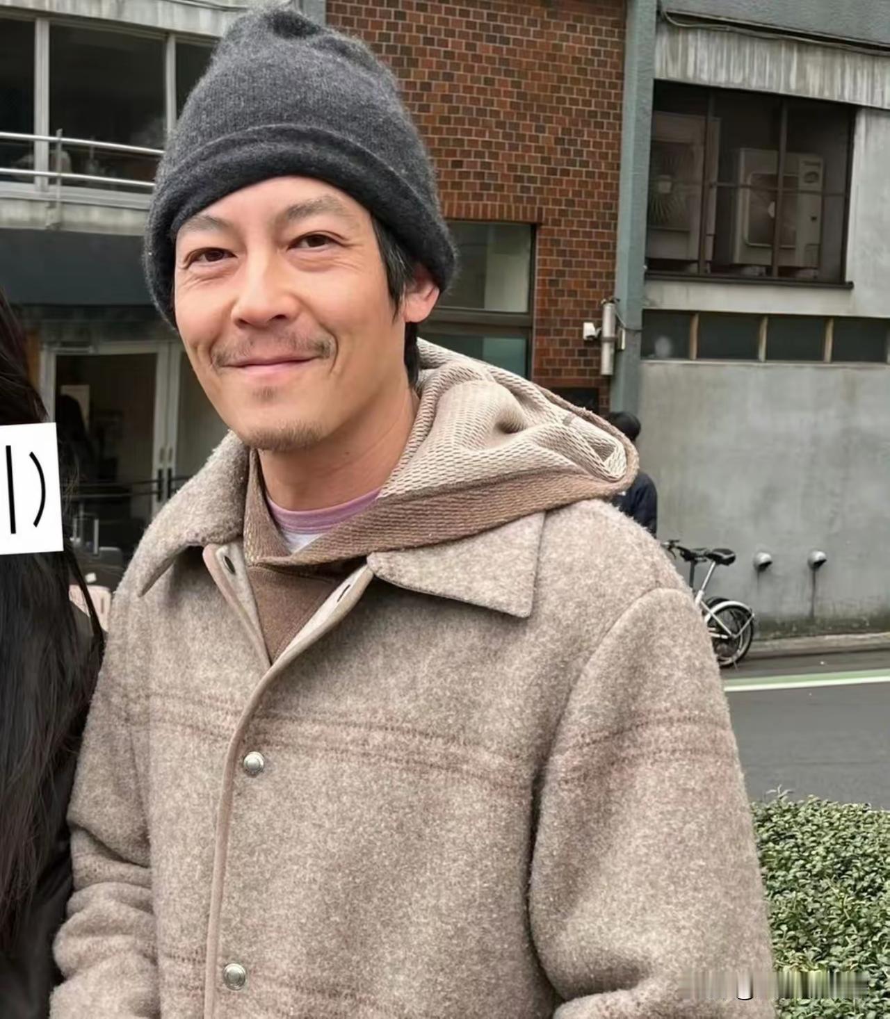 陈冠希邋里邋遢的样子，显得很沧桑，像本山大叔，随随便便打扮一下，又帅气了。