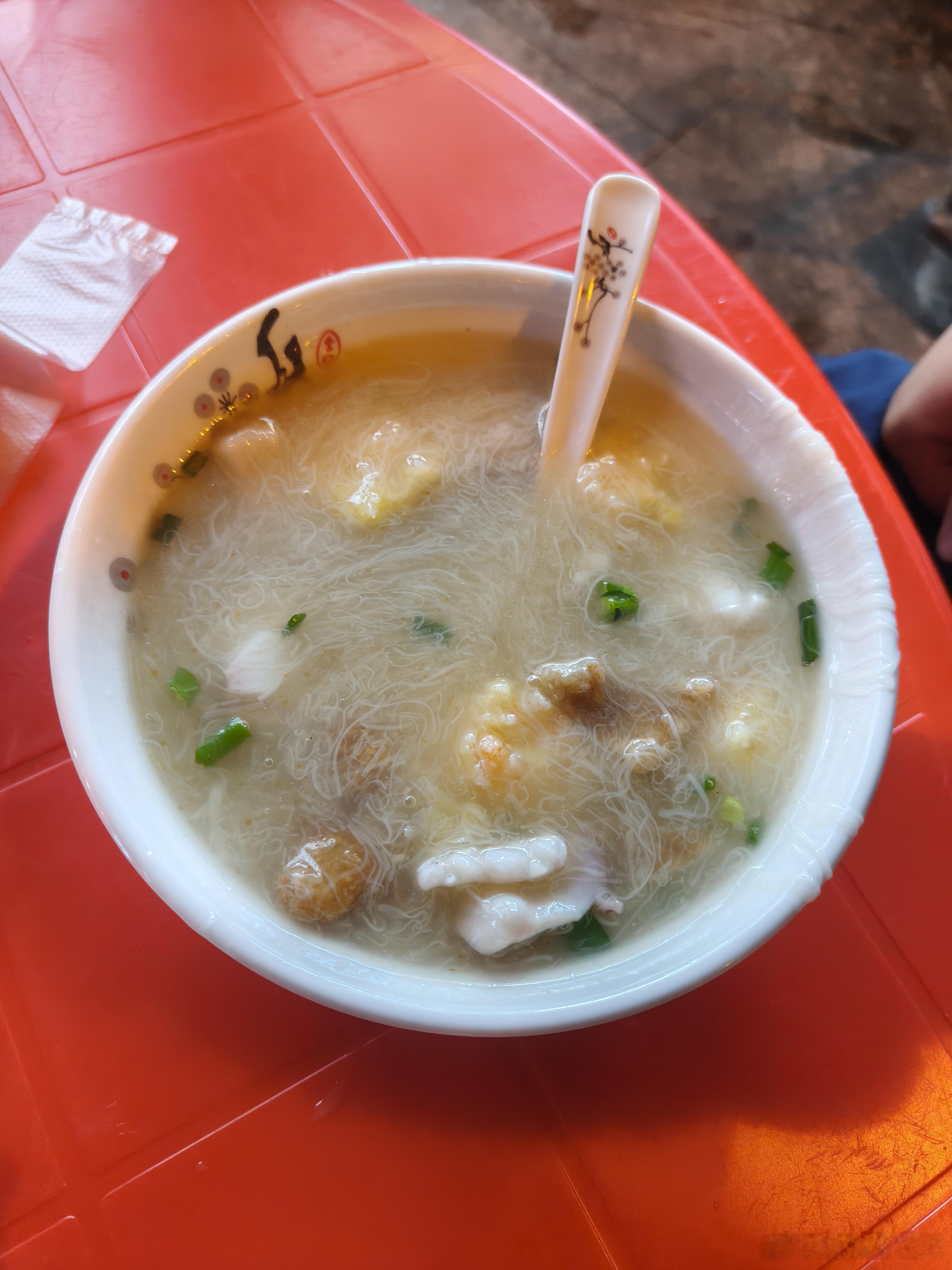 今晚出来吃了福建最特色的小吃，花生汤泡油条，一碗地道闽南面线糊，细软面线浸在鲜美