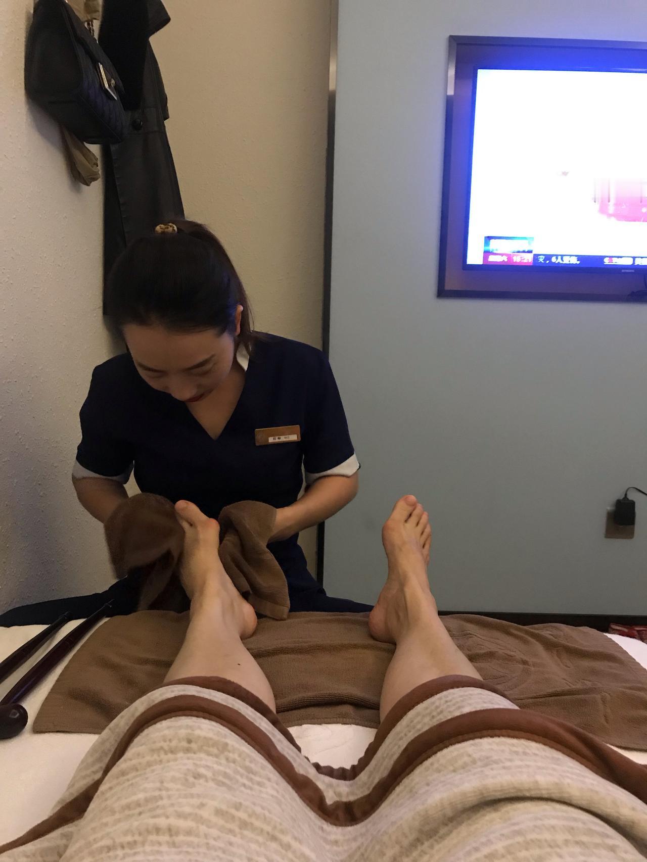 在黄山市发生的一起非法性交易事件再次引发了社会的广泛关注与热议。一名男子与按摩女