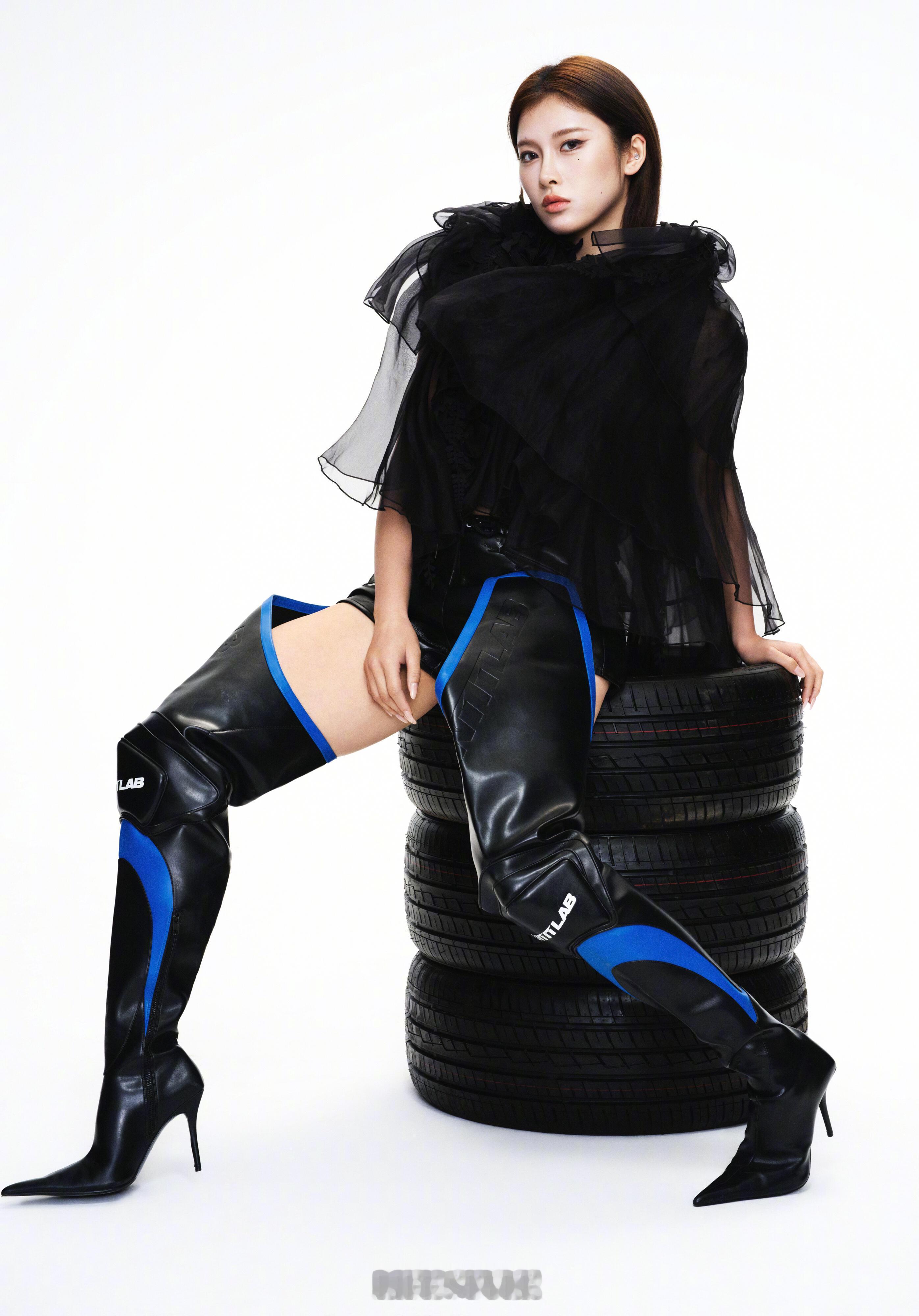 此女的时尚表现力也很强吴艳妮 