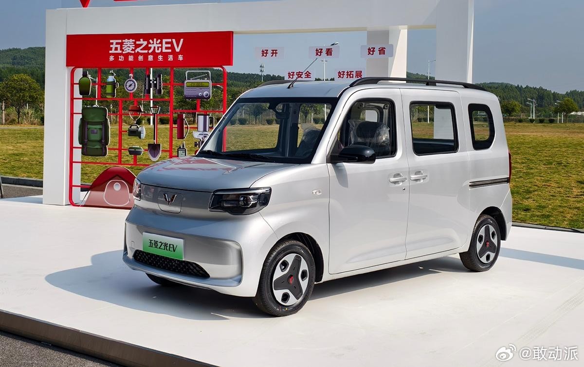 五菱之光EV  实车曝光。新车定位于“多功能工具用车”，有着多种用途，比如露营、