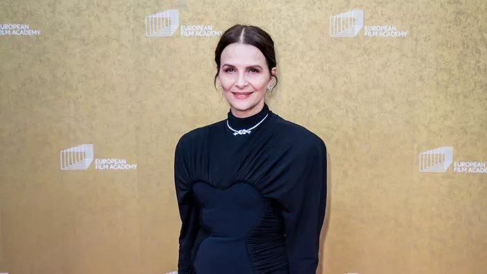 身为欧洲电影学院主席的朱丽叶·比诺什在欧洲电影奖红毯上谈及当下这个对世界与电影而