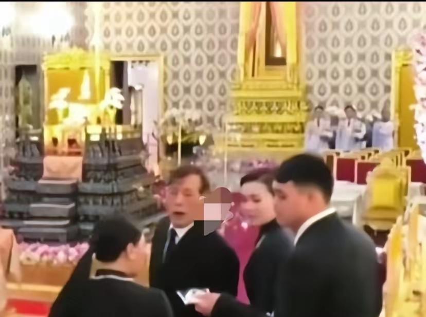 提帮功的聪慧暂且不提，但这份赤诚善良确是藏不住的。守灵时见二姐垂泪，他默默掏出纸