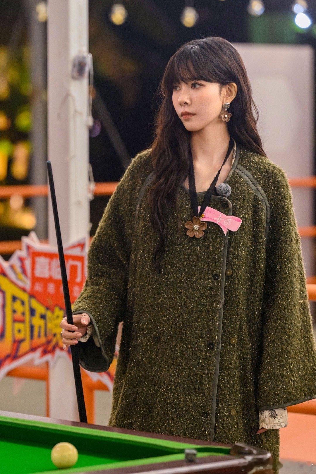 徐志胜贴脸开大宋妍霏臭脸 宋妍霏遇上徐志胜，高冷变搞笑！那句“臭脸”的贴脸开大，