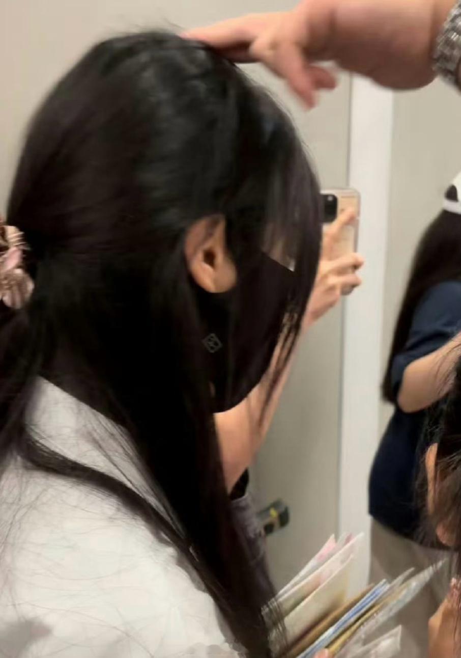 卢昱晓机场被拍头 卢昱晓机场被陌生人拍头[震惊] ​​ ​​​