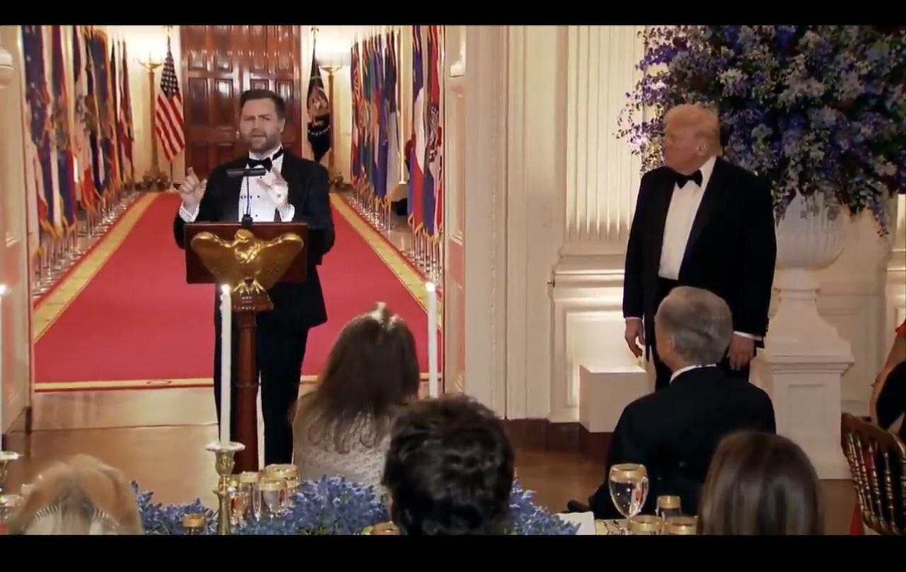 美国副总统万斯JD Vance在白宫州长晚宴上说：

“总统和州长你们得真刀真枪