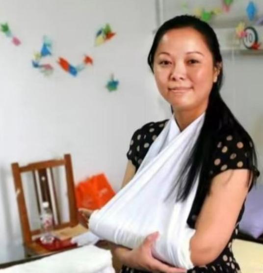 2011年，31岁杭州妈妈徒手接住从10楼掉落的女童，手臂断成3截。但是就是因为