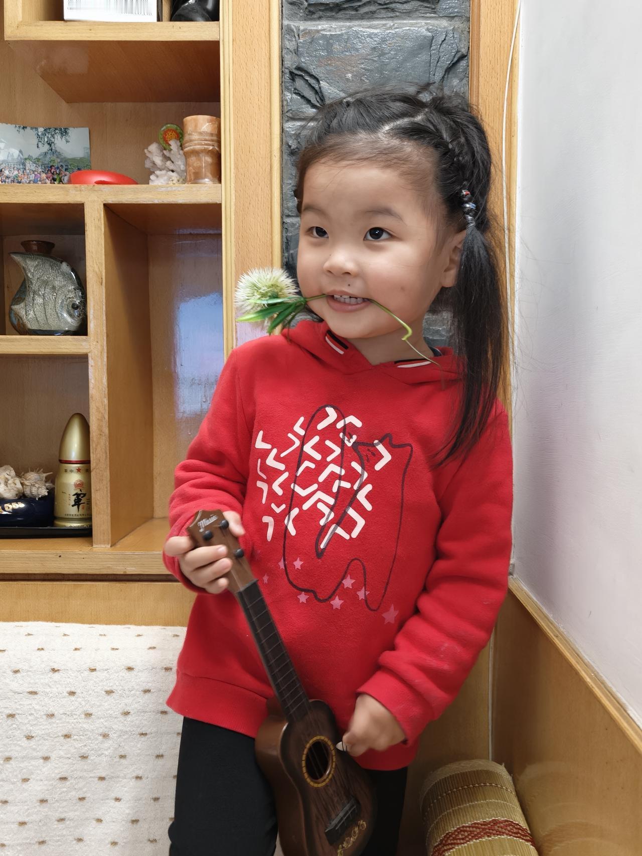 三岁的孙女有一点小顽皮了。