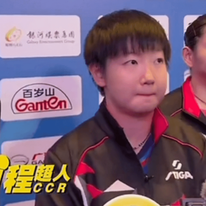 抿嘴小莎 打完削球手孙颖莎接着就去训练场了，间隔40分钟一单孙颖莎再次上场打第四