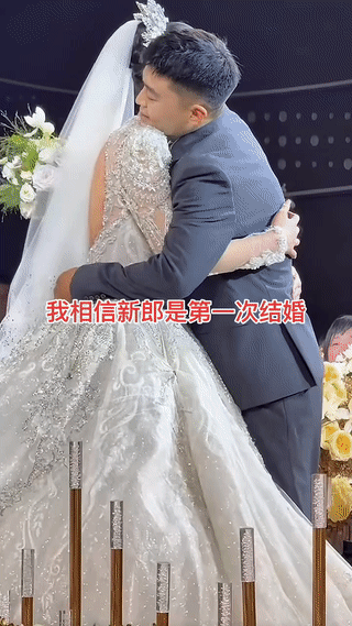 婚礼现场发生的搞笑一幕
原本应该单膝跪地向新娘献花表白的新郎竟然直接给新娘来了一