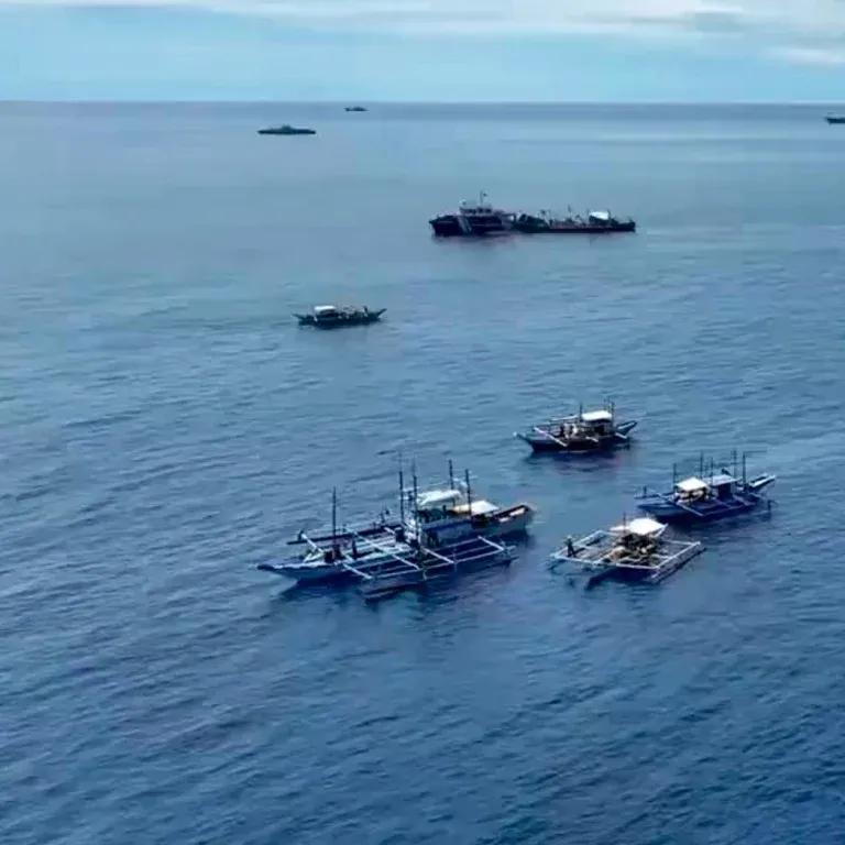 新加坡联合早报今天（8月5日）报道：“中国海警全程跟监和管控在仙宾礁海域聚集的菲