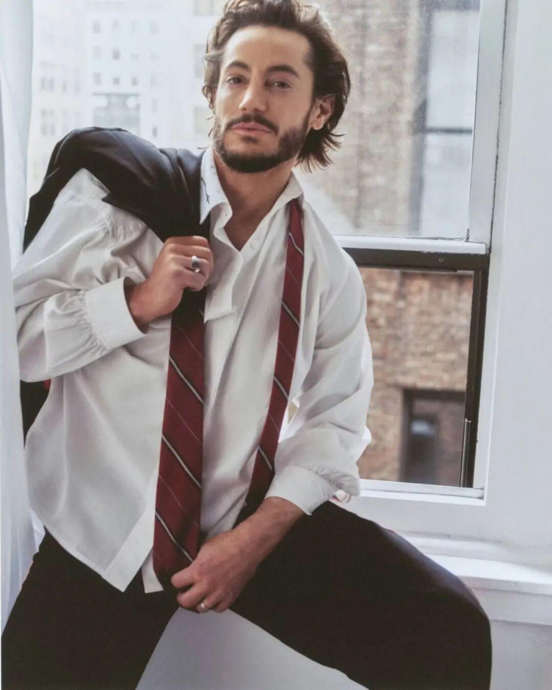 曾以夸张彩妆、华丽造型和搞怪风格圈粉无数的Frankie Grande，最近惊喜