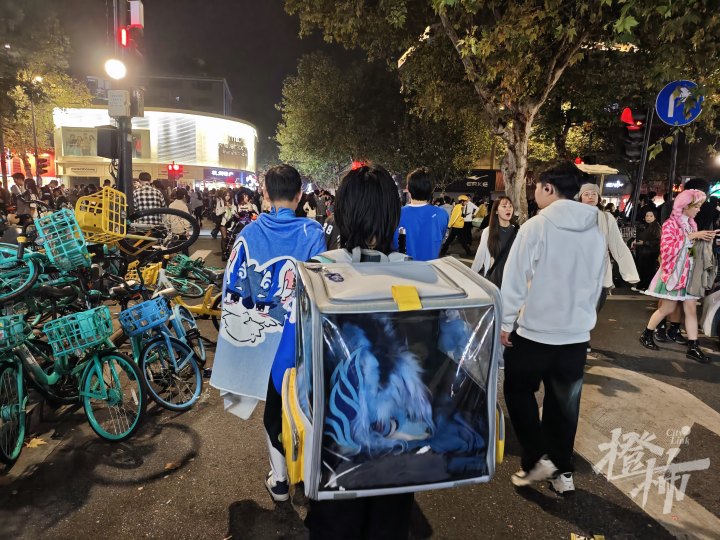 “今晚要不要去龙翔桥？”晚上10点还有人问，大家都劝别去，橙柿直击：正在有序撤离中