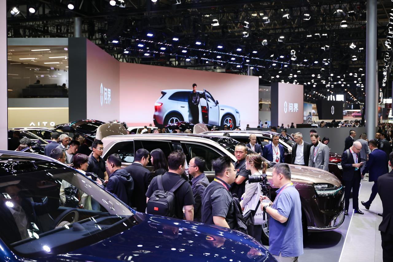 逛完2026北京车展，最直观的感受就是问界M6的展台，真的挤不动！

4月24日