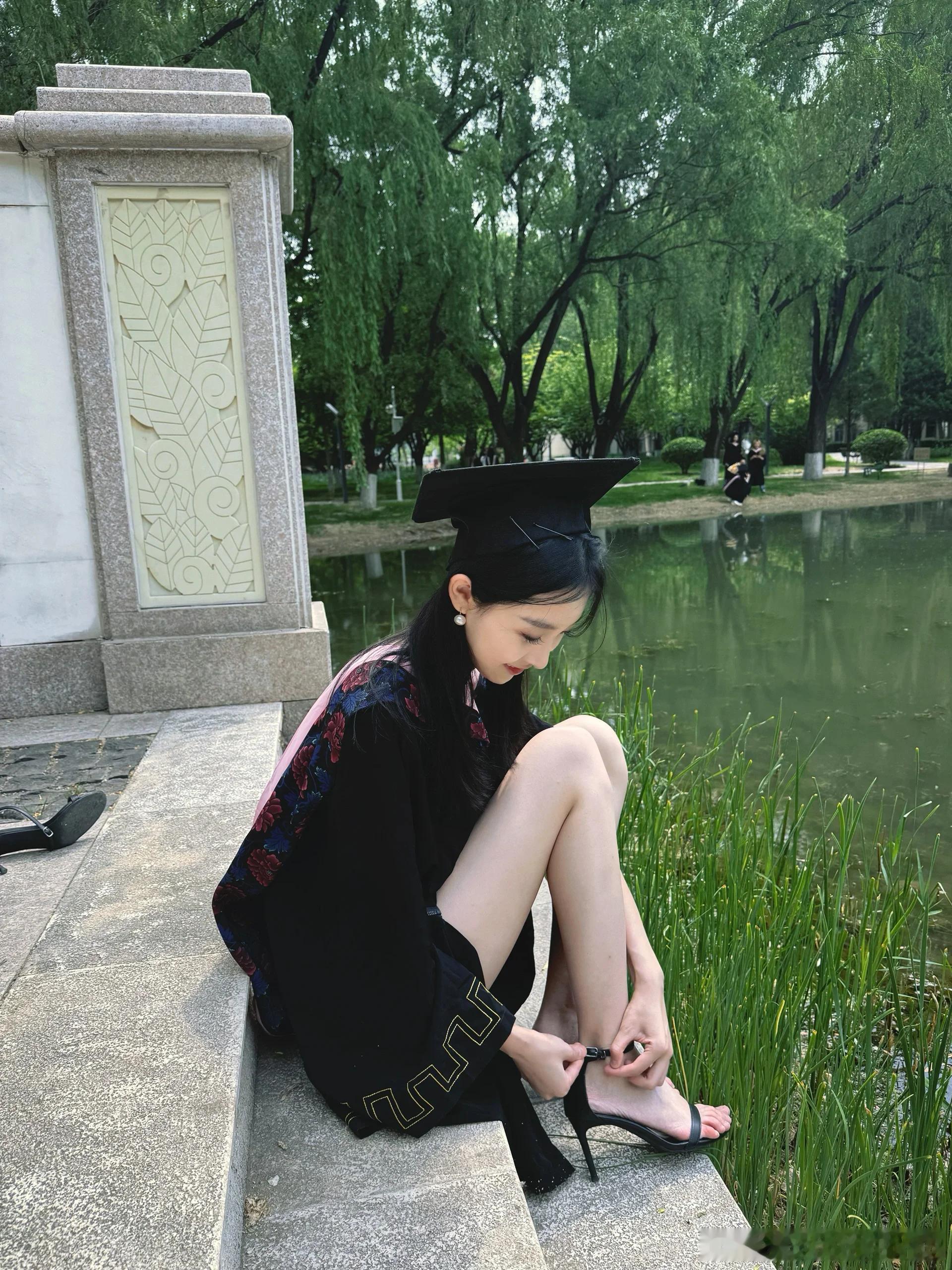 裸足一字带凉鞋配学士服，青纯又高雅 ​​​