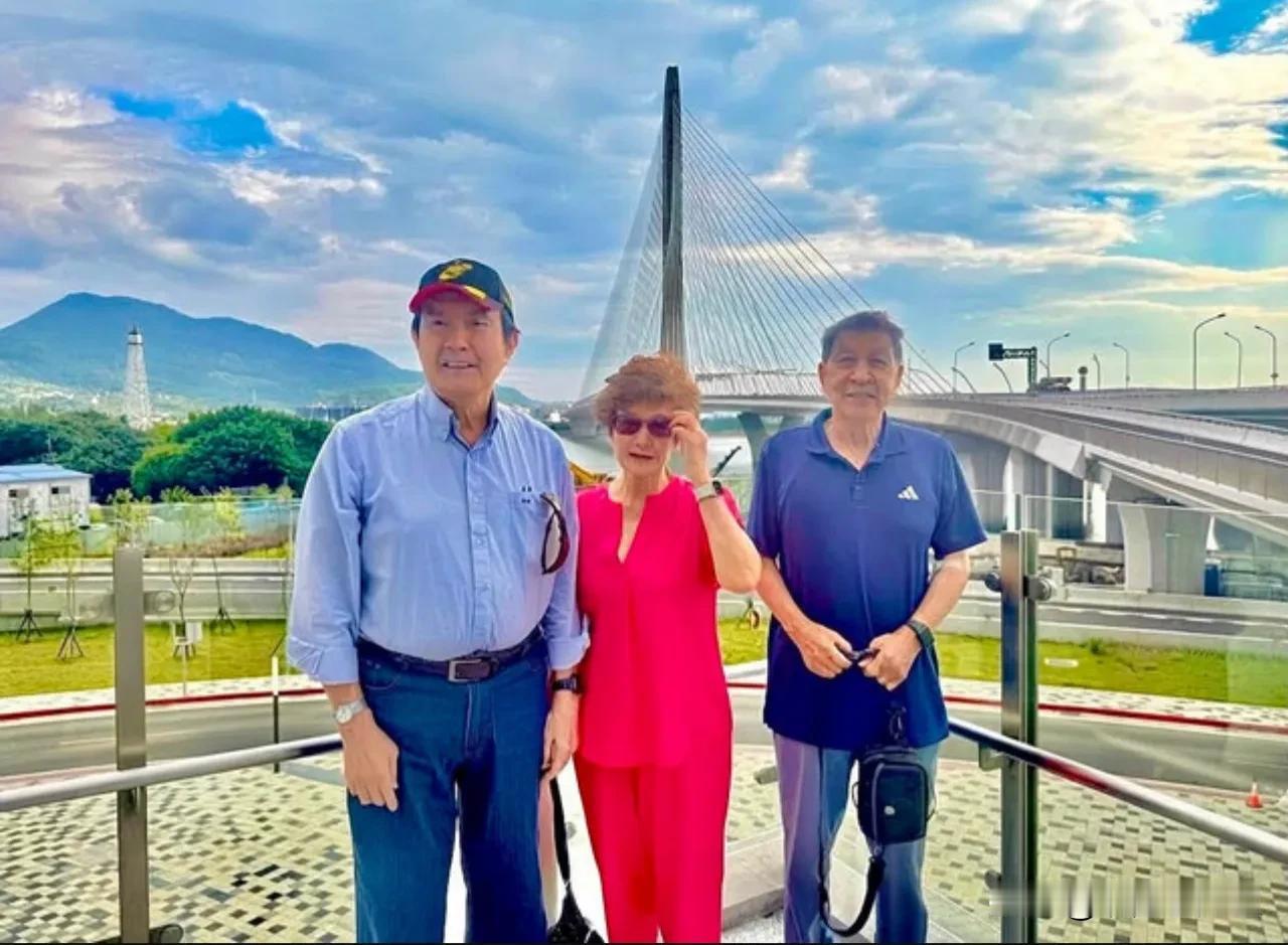 马英九偕三姐赵马冰如与姐夫，低调前往淡水参观通车半年的淡江大桥。此次行程并未事前