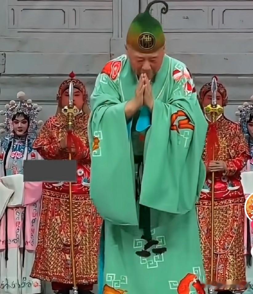 郭德纲改编红歌惹麻烦
相声演员郭德纲在今年的7月的一次商演中改编了《弹起我心爱的