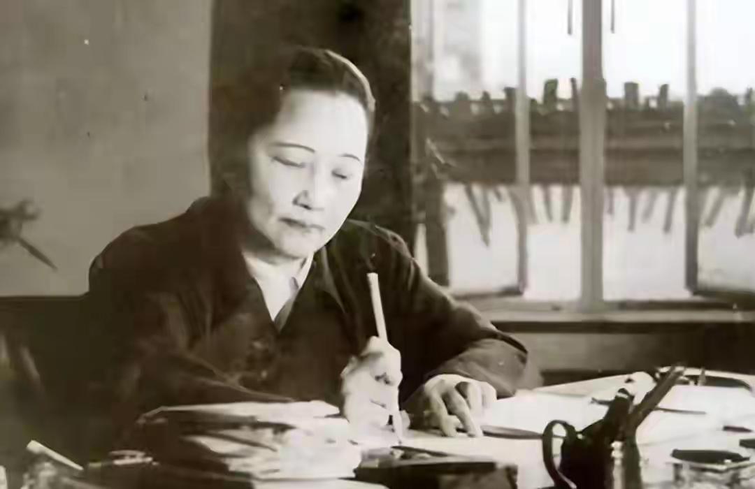 2003年宋美龄纽约离世，一份遗嘱让所有人意外——她不愿与蒋介石合葬，只想回上海