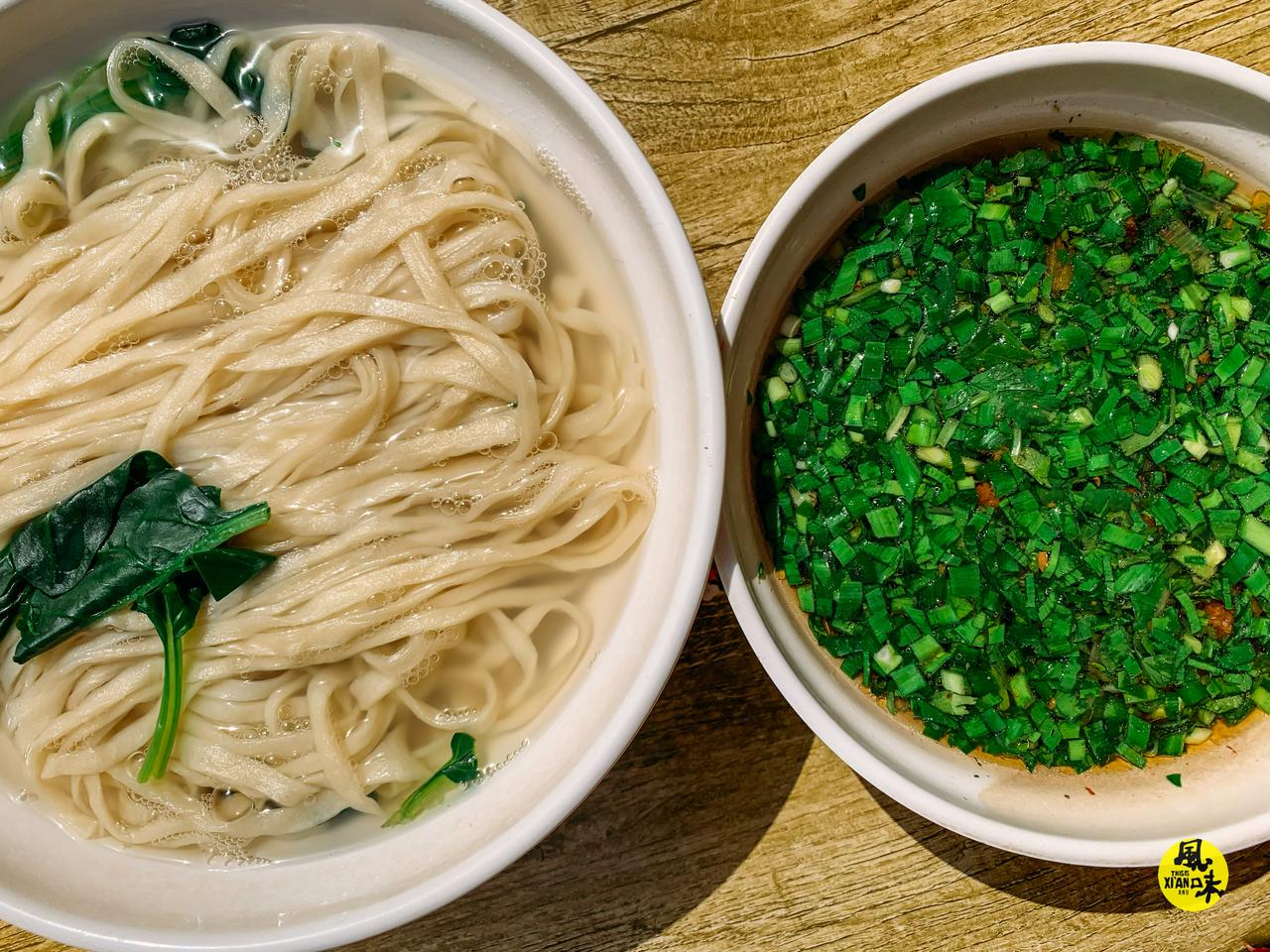 中午吃个不一样的面，摆汤面，把面摆到汤里面再吃[呲牙]吃完喝两口酸汤，美滴很~#