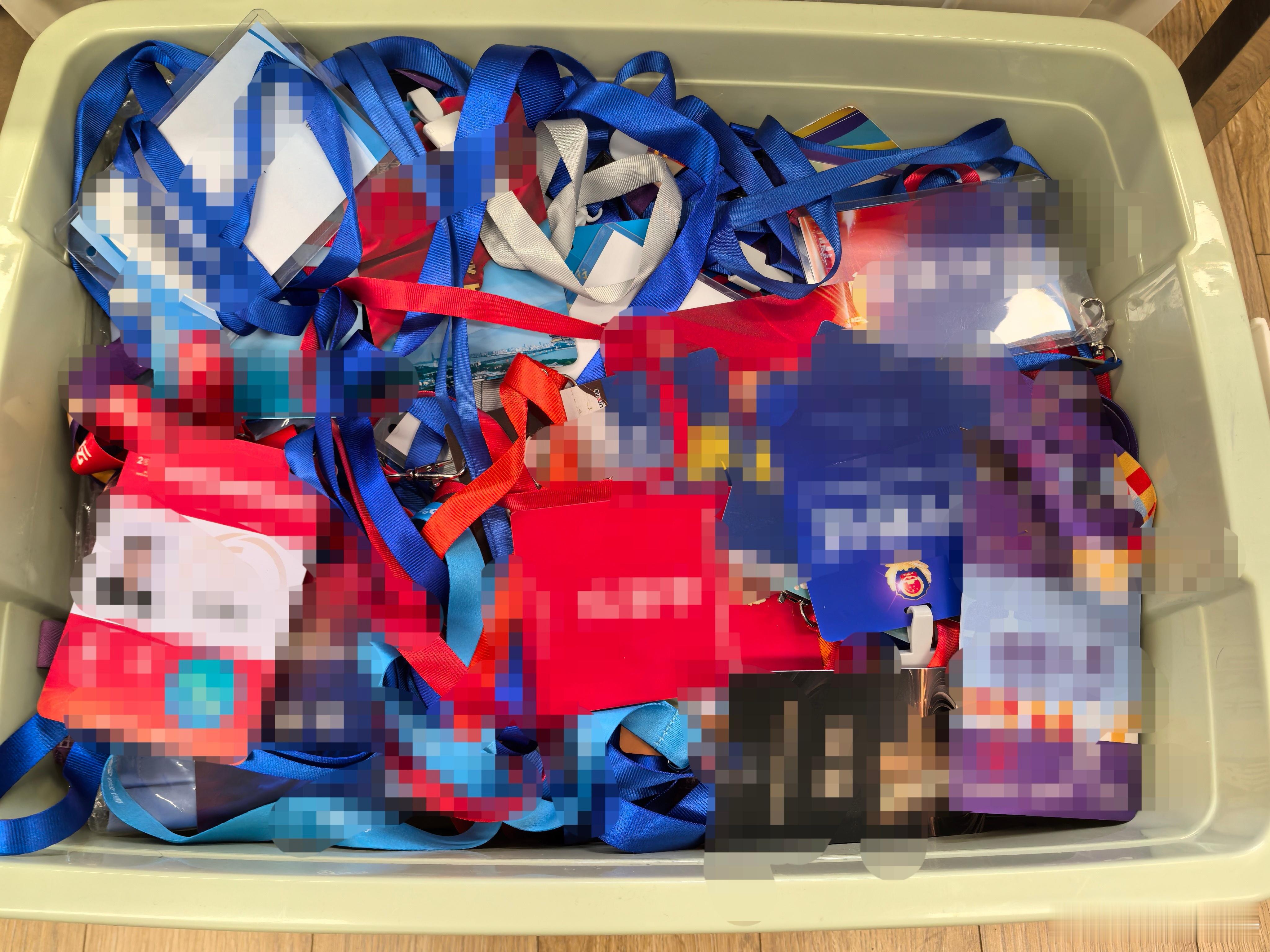 新的一年，要买个新的卡证箱了