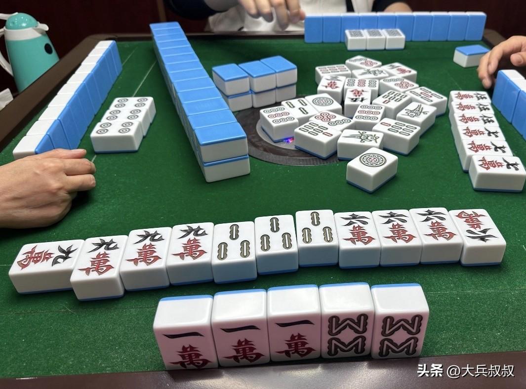 山西忻州，一男子因为找客户做贷款，等待时碰上了另外三名好友，于是四个人来到一家棋