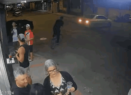 国外开车的，车开的也不文明，直接把车撞向这么多人，然后又逃走了，这说明他们的汽车