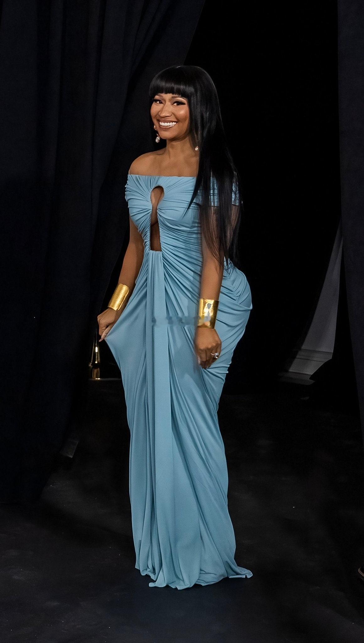 麻辣鸡Nicki Minaj身穿一条淡蓝色的Schiaparelli露肩褶皱礼服