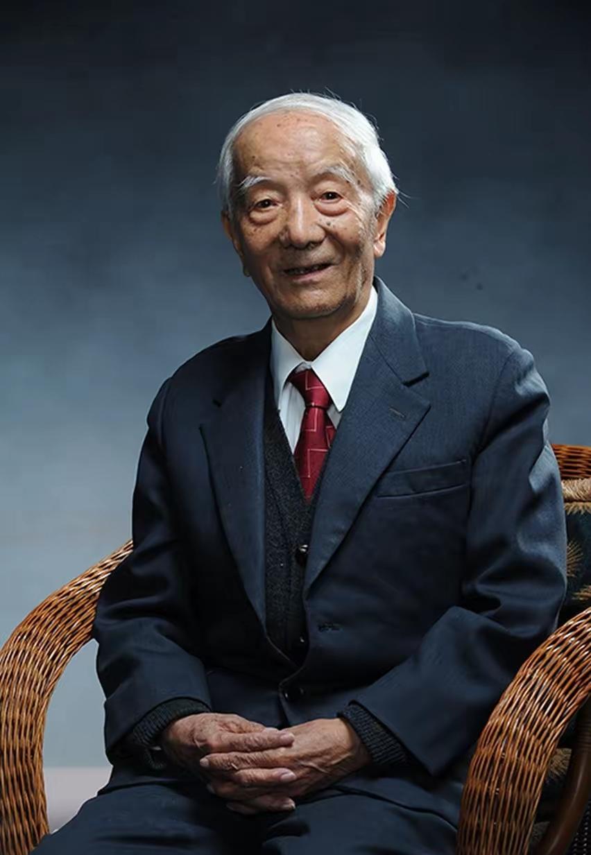 三天走了三位，
郭兰英、朱公、王希季。
一个唱《我的祖国》，一个搞过改革，一个造