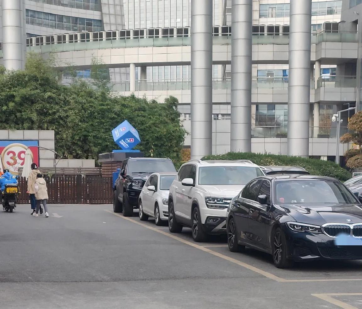 坦克700真大，前面的大众高尔夫就像个孩子。