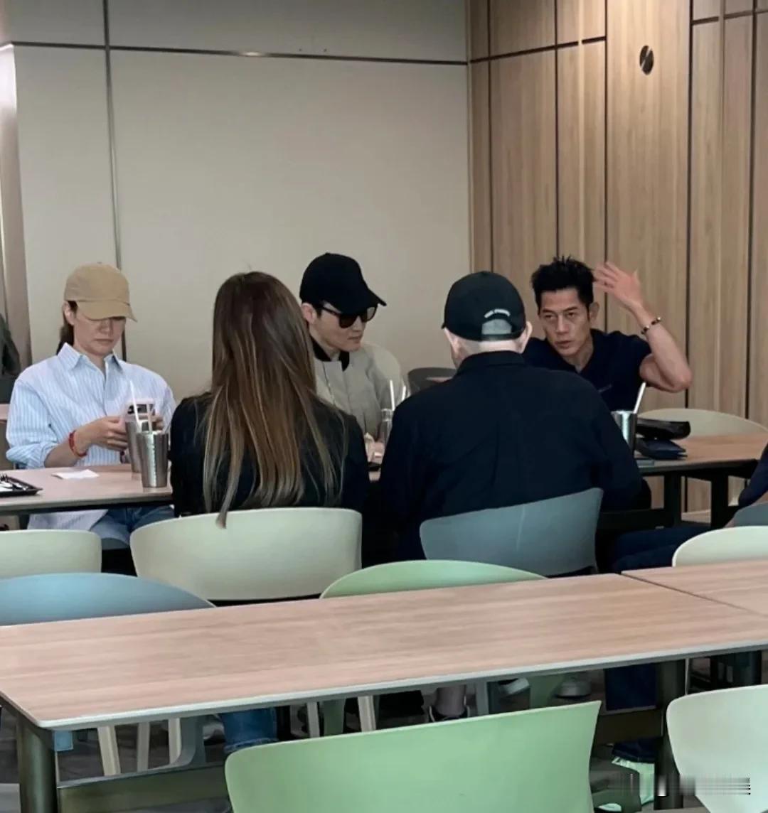 张智霖和郭富城两大型男，和朋友沈嘉伟相聚于香港大学。
生图的郭富城好瘦啊，没有传