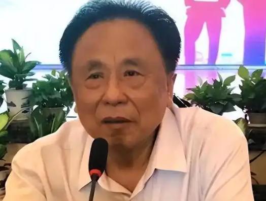 人前是受人敬仰模范企业家，人后自建庄园豢养多名女性，育有 11 名私生子，75 