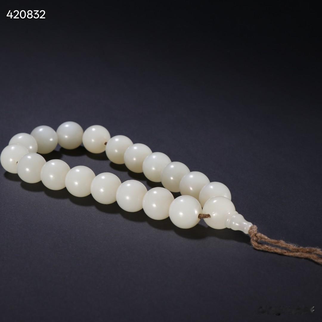 清代 和田玉十八子手持。
规格-珠径1.4cm 重80g